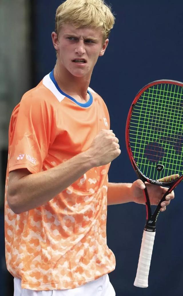 德国队官方：莱比锡后卫亨里希斯因背部问题退出本次集训