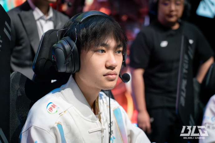 他的肩部力 他的肩部力